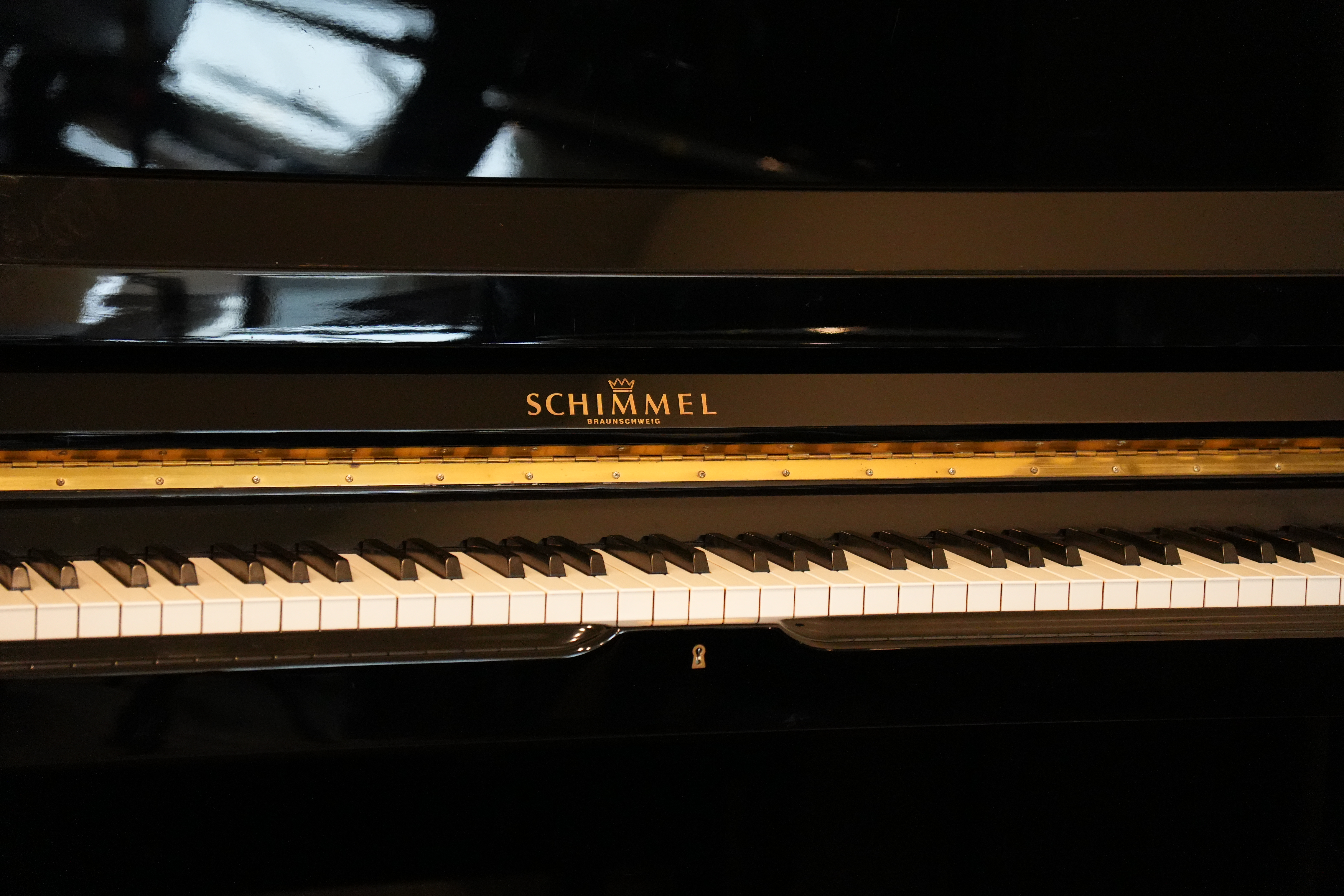 Schimmel 120 Upright Piano – Gallery image – Roberts Pianos Houston
