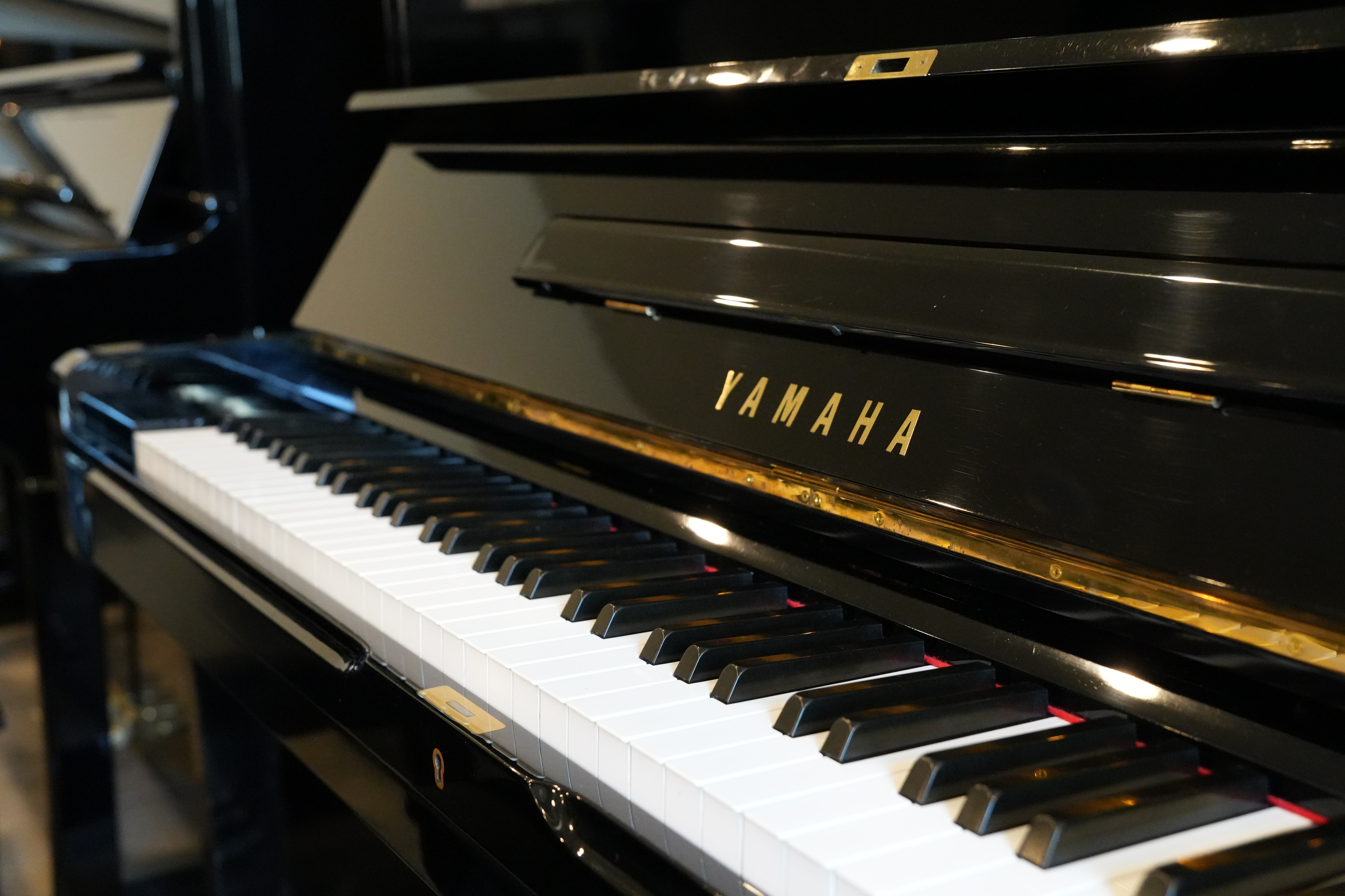 Yamaha U1 Upright Piano in Black – Gallery image – Roberts Pianos Houston