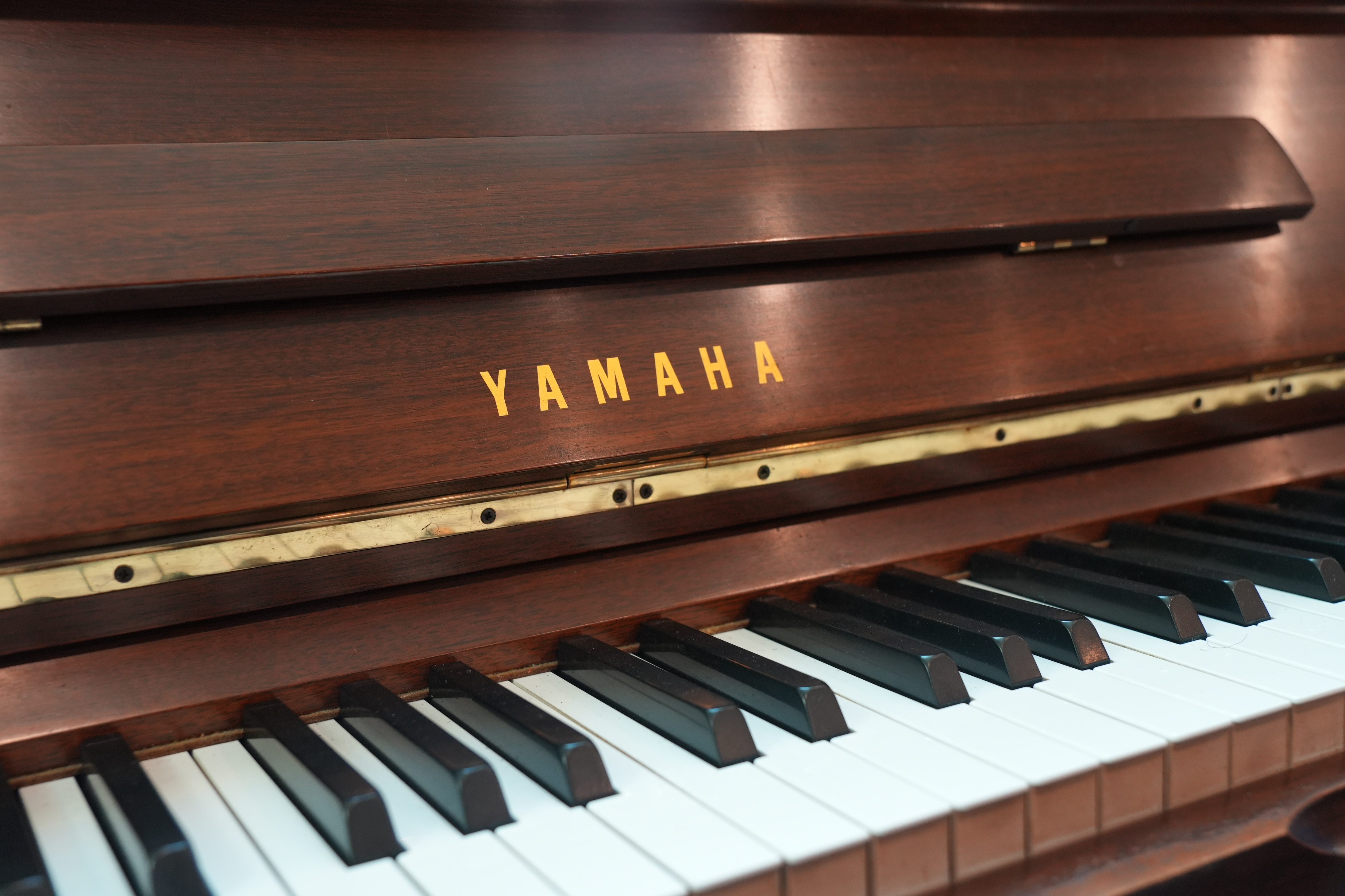 Yamaha Upright Piano in Walnut – Gallery image – Roberts Pianos Houston