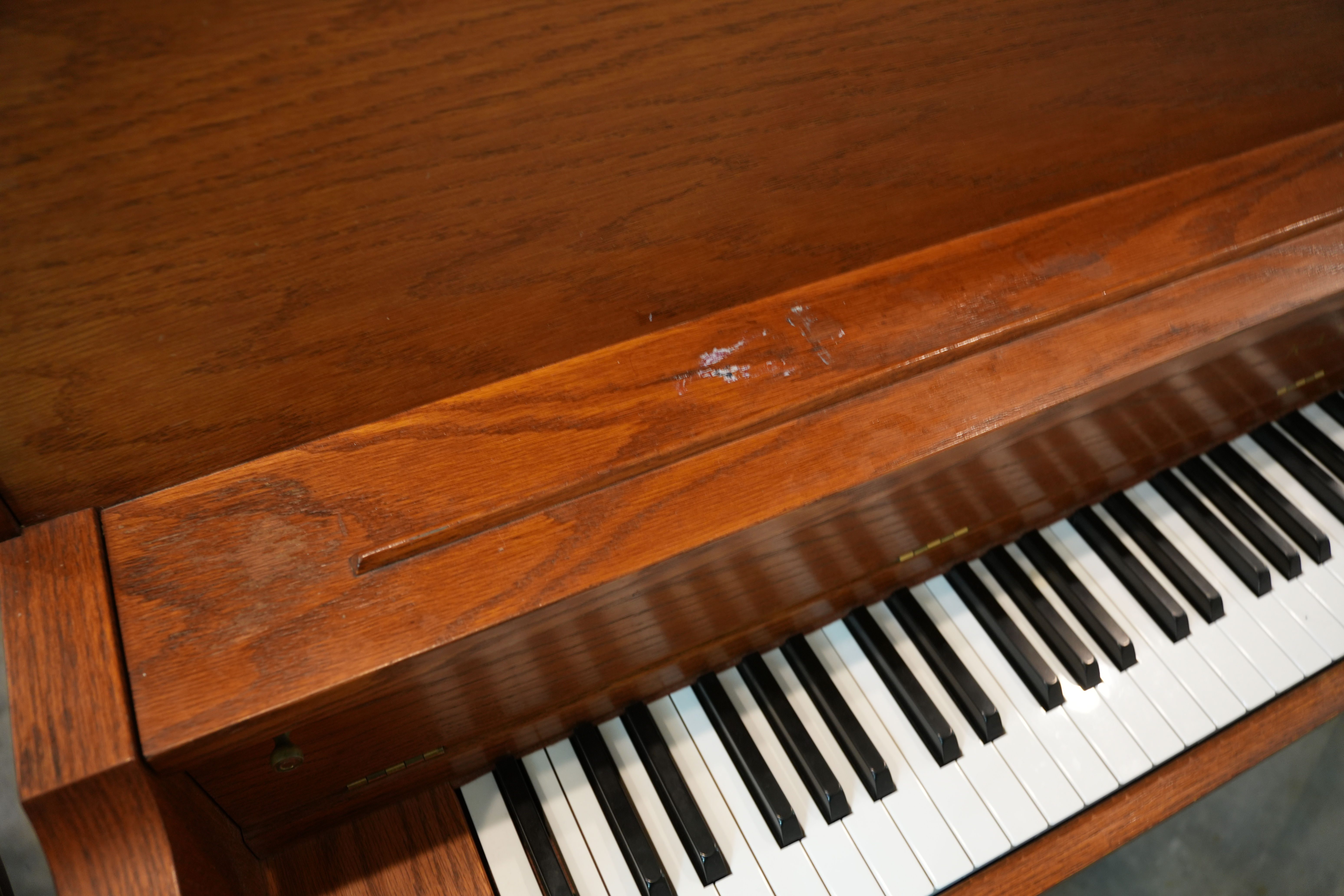 Kawai UST-8A Upright Piano in Light wood / teak-look – Gallery image – Roberts Pianos Houston