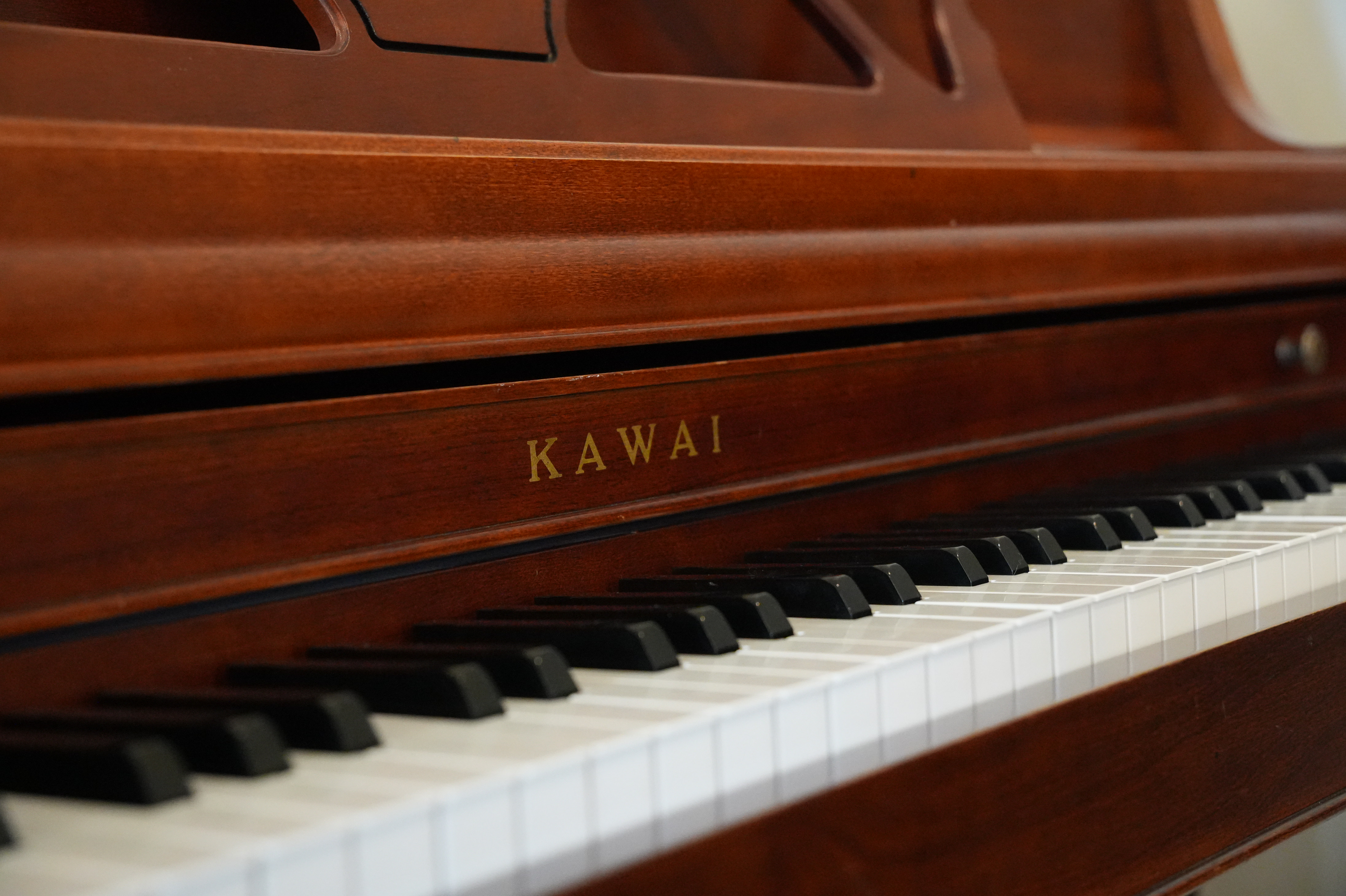 Kawai 504 Console Piano in Mahogany – Gallery image – Roberts Pianos Houston