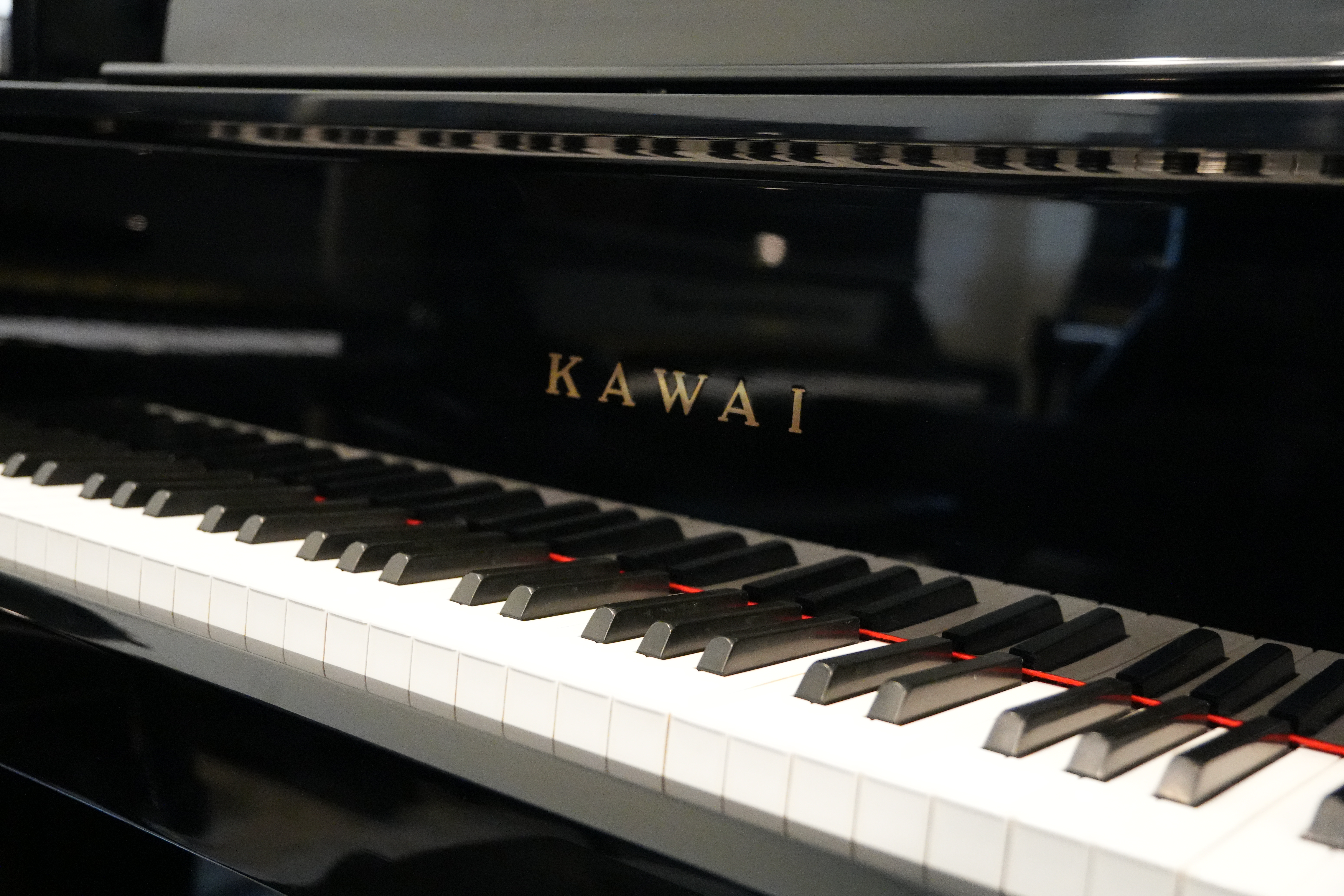 Kawai US-50 in Black highly polished – Gallery image – Roberts Pianos Houston