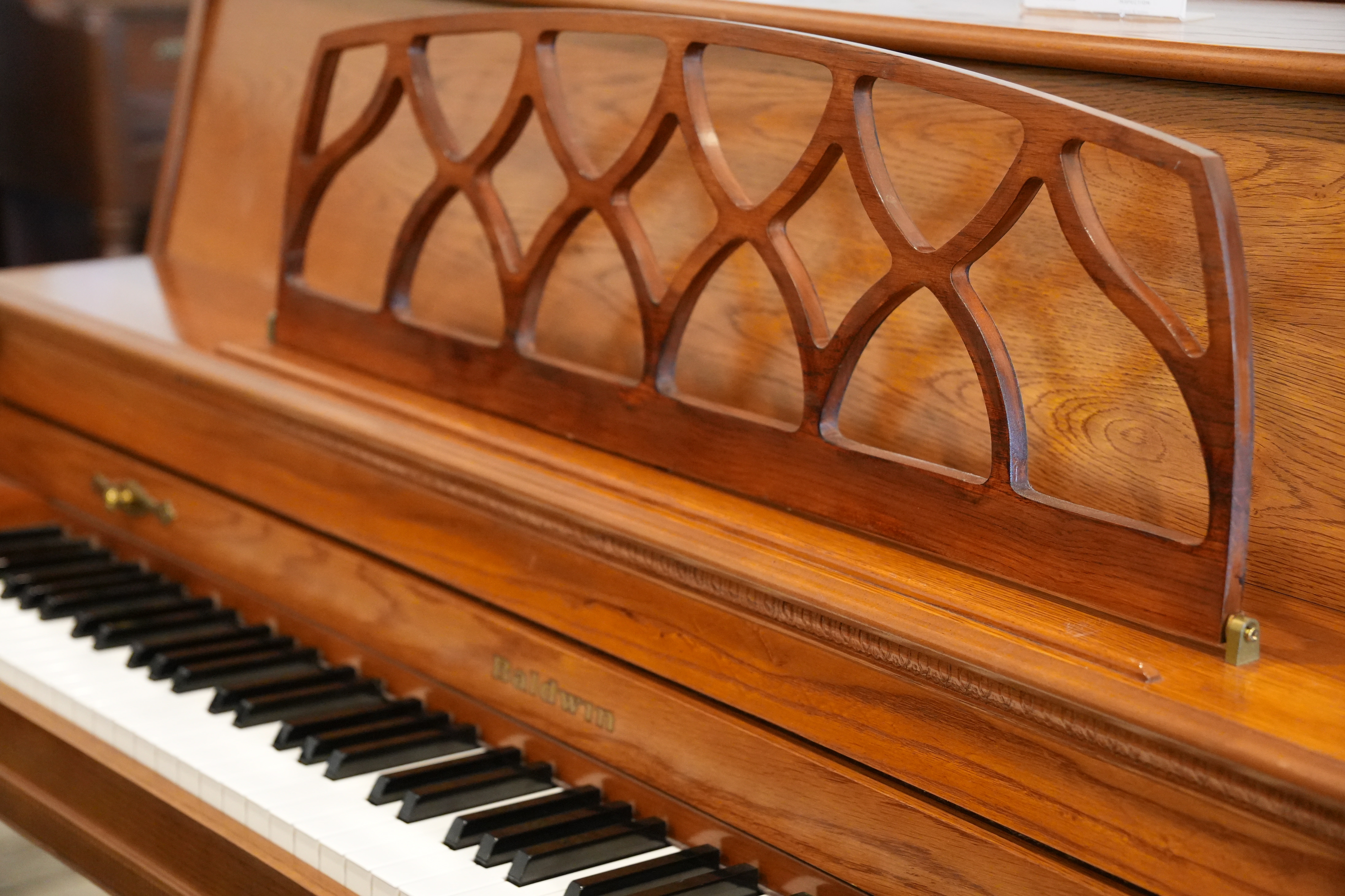 Baldwin 665 Country Oak in Oak – Gallery image – Roberts Pianos Houston