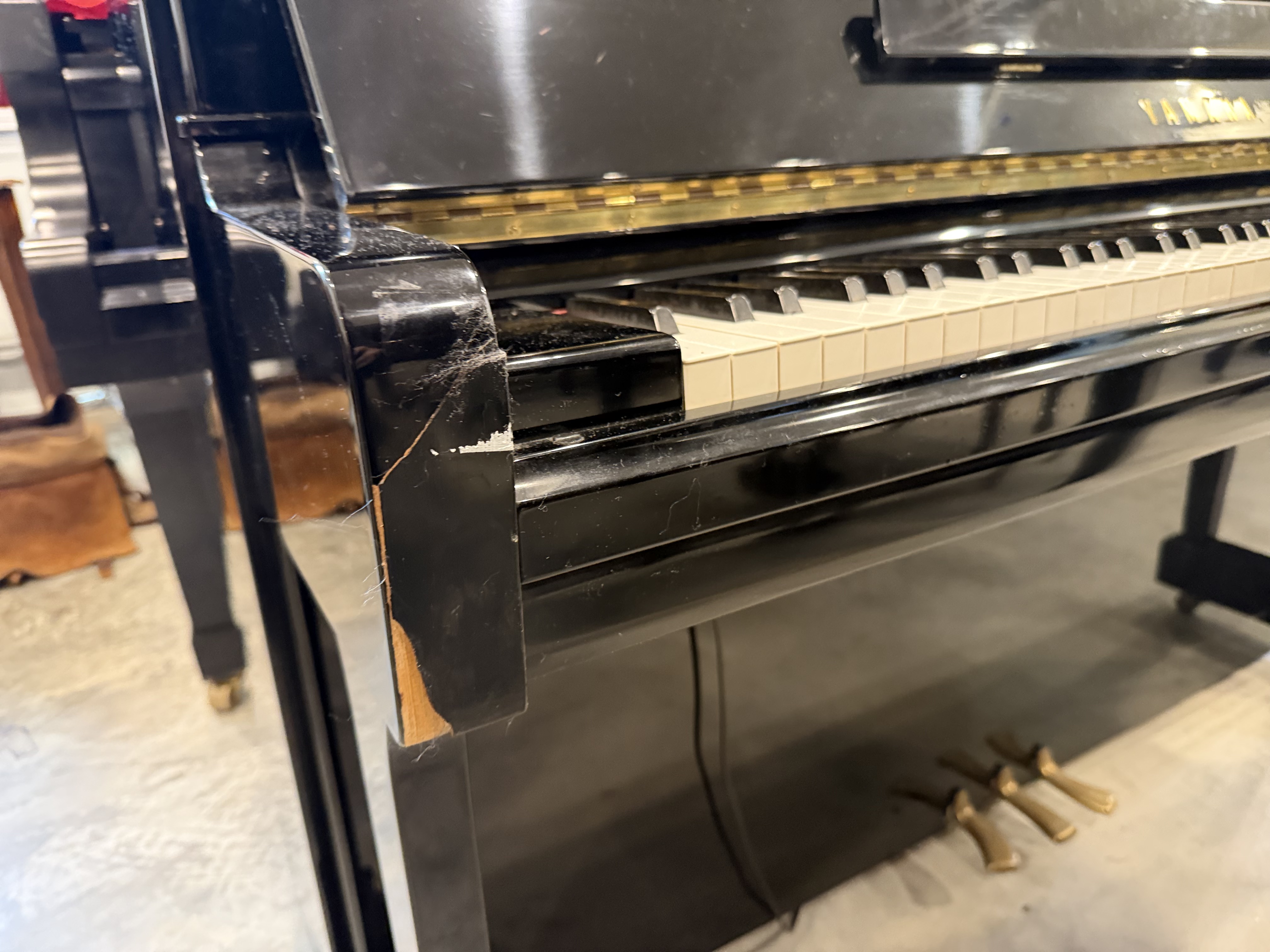 Yamaha U1F Upright Piano in High gloss – Gallery image – Roberts Pianos Houston