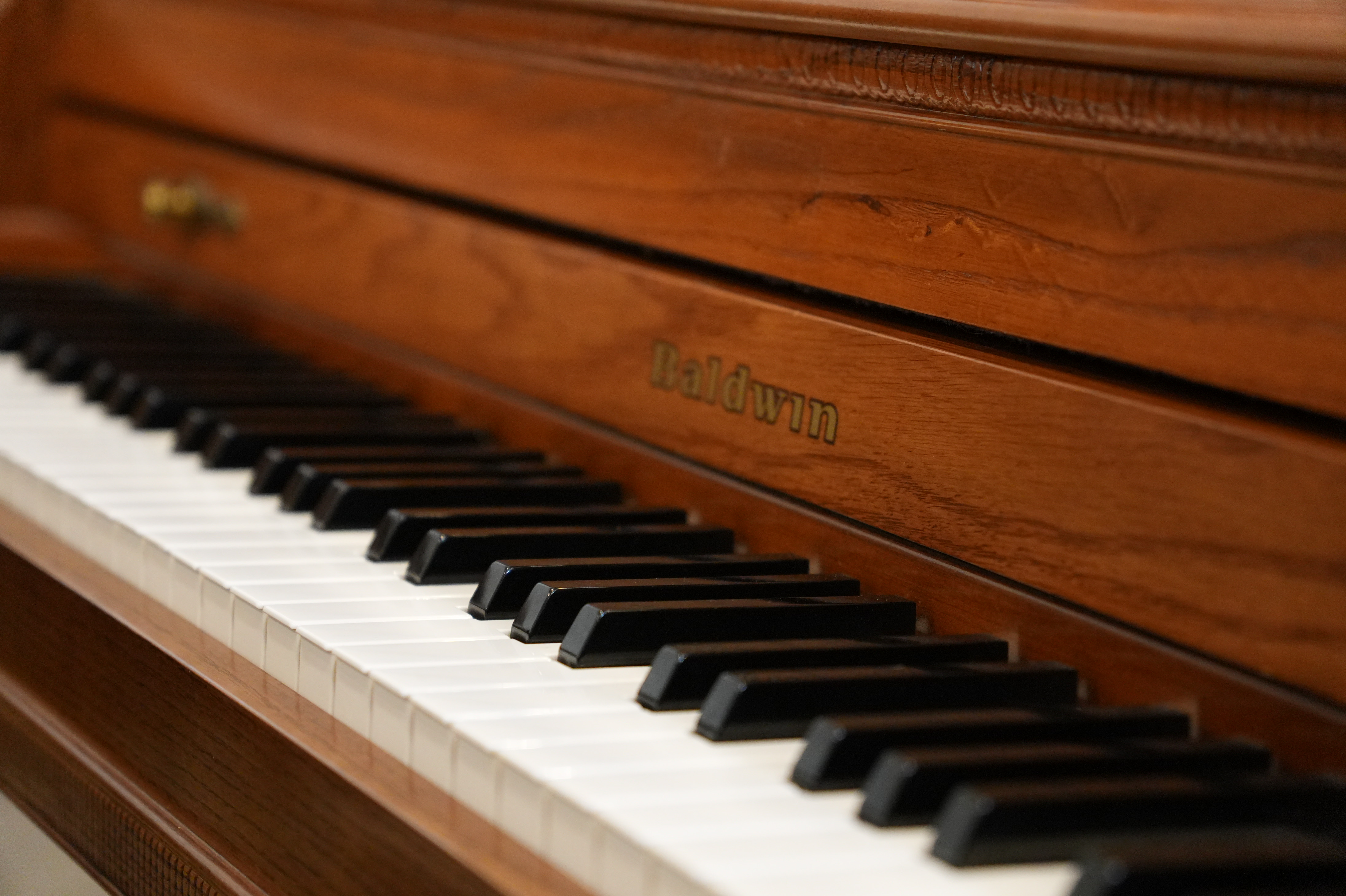 Baldwin 665 Country Oak in Oak – Gallery image – Roberts Pianos Houston