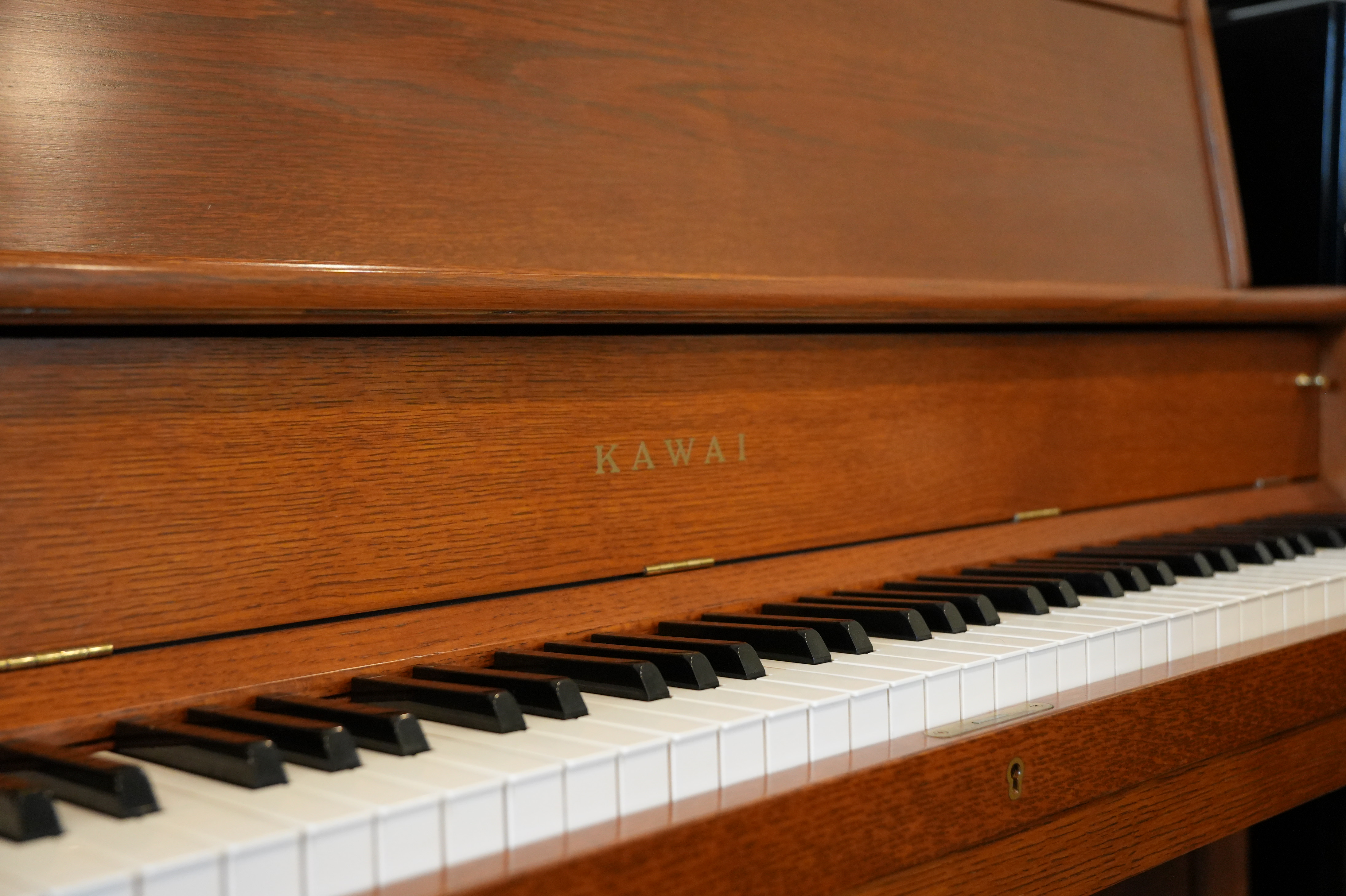 Kawai UST7 Upright Piano in Oak – Gallery image – Roberts Pianos Houston