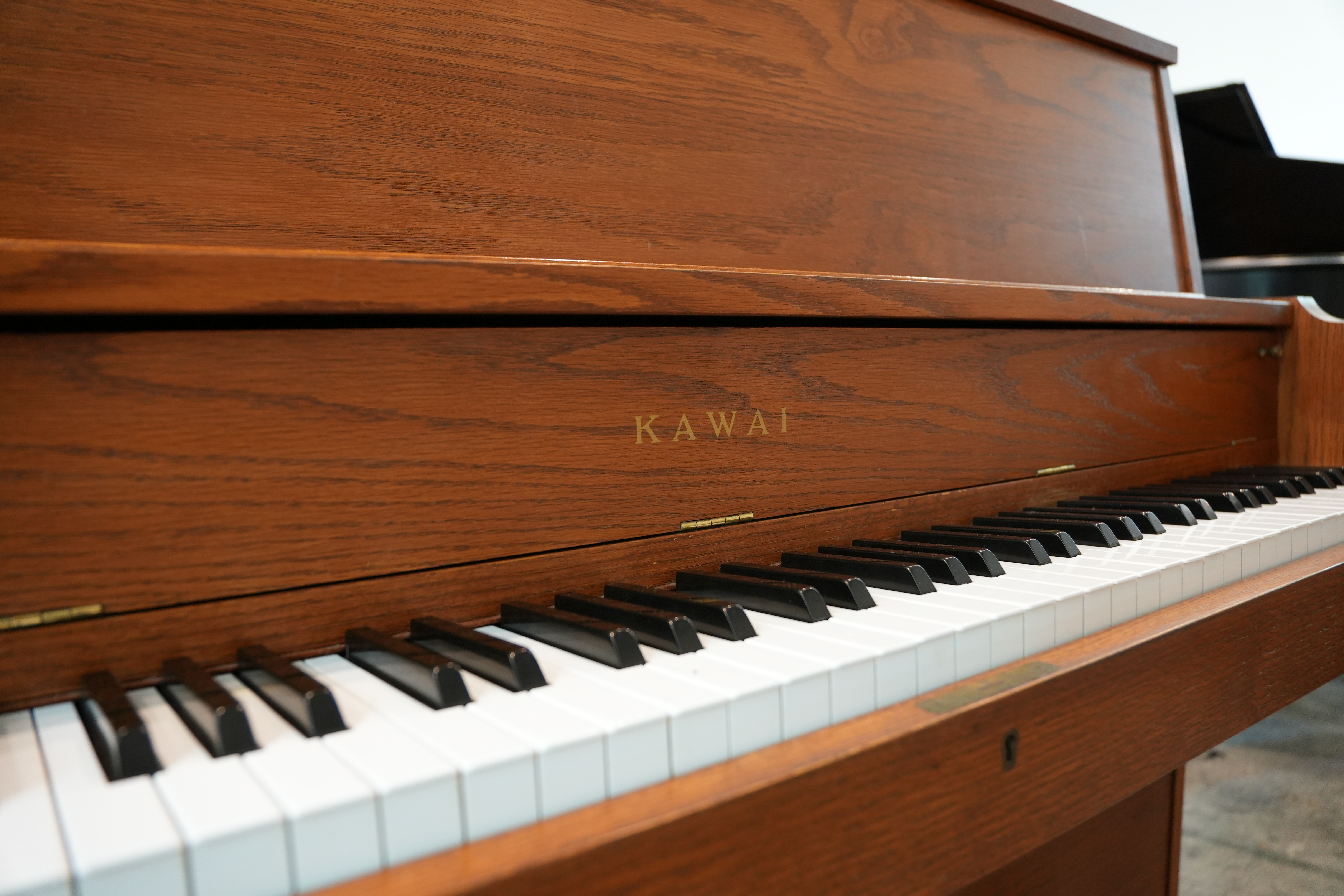 Kawai UST-8A Upright Piano in Light wood / teak-look – Gallery image – Roberts Pianos Houston