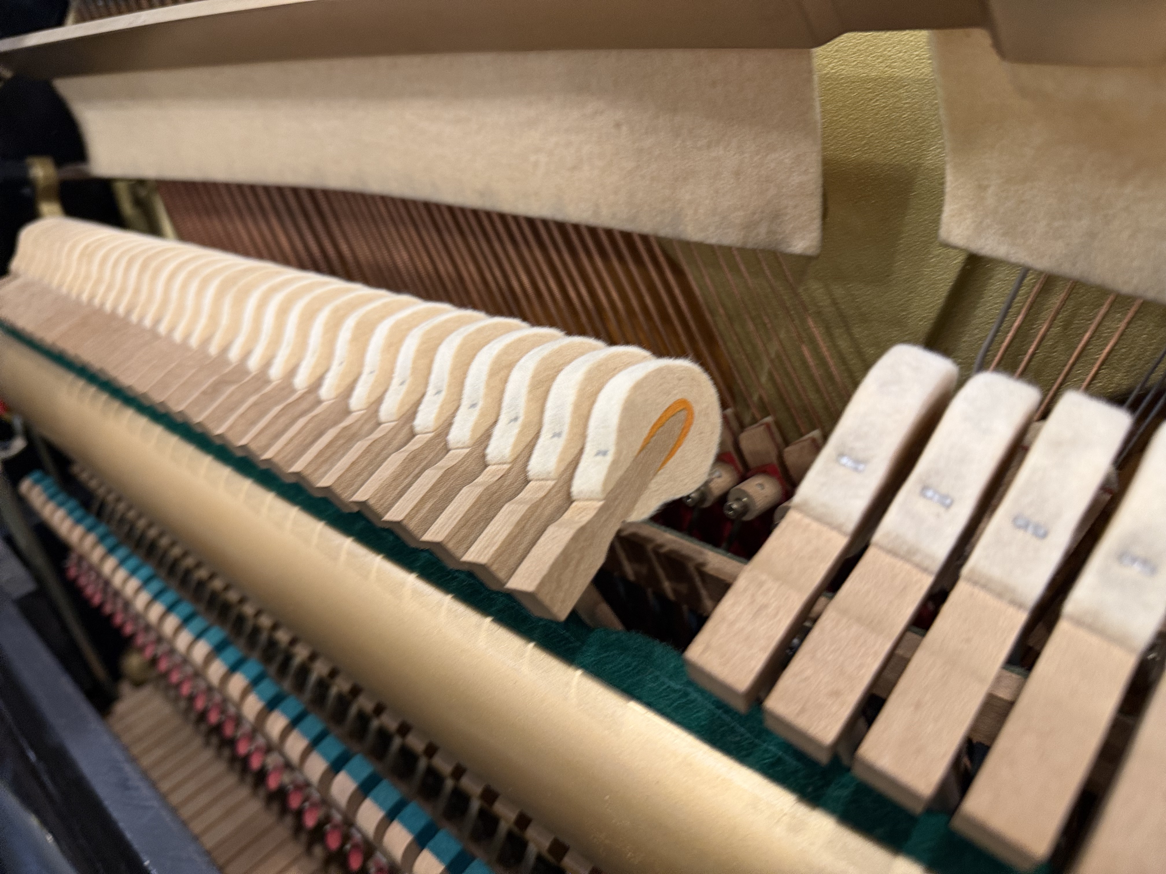 Yamaha U1F Upright Piano in High gloss – Gallery image – Roberts Pianos Houston