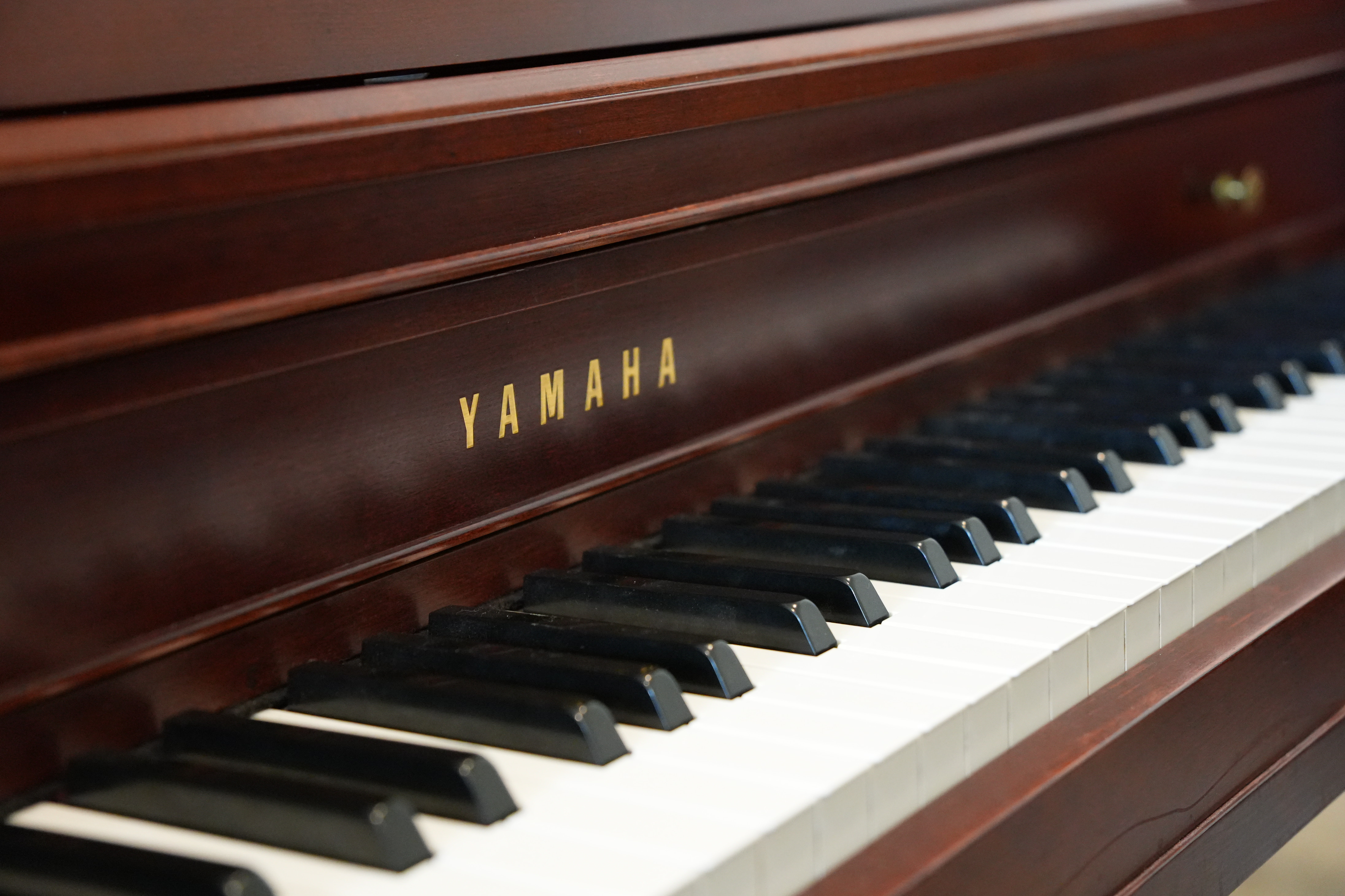 Yamaha M450 in Cherry – Gallery image – Roberts Pianos Houston