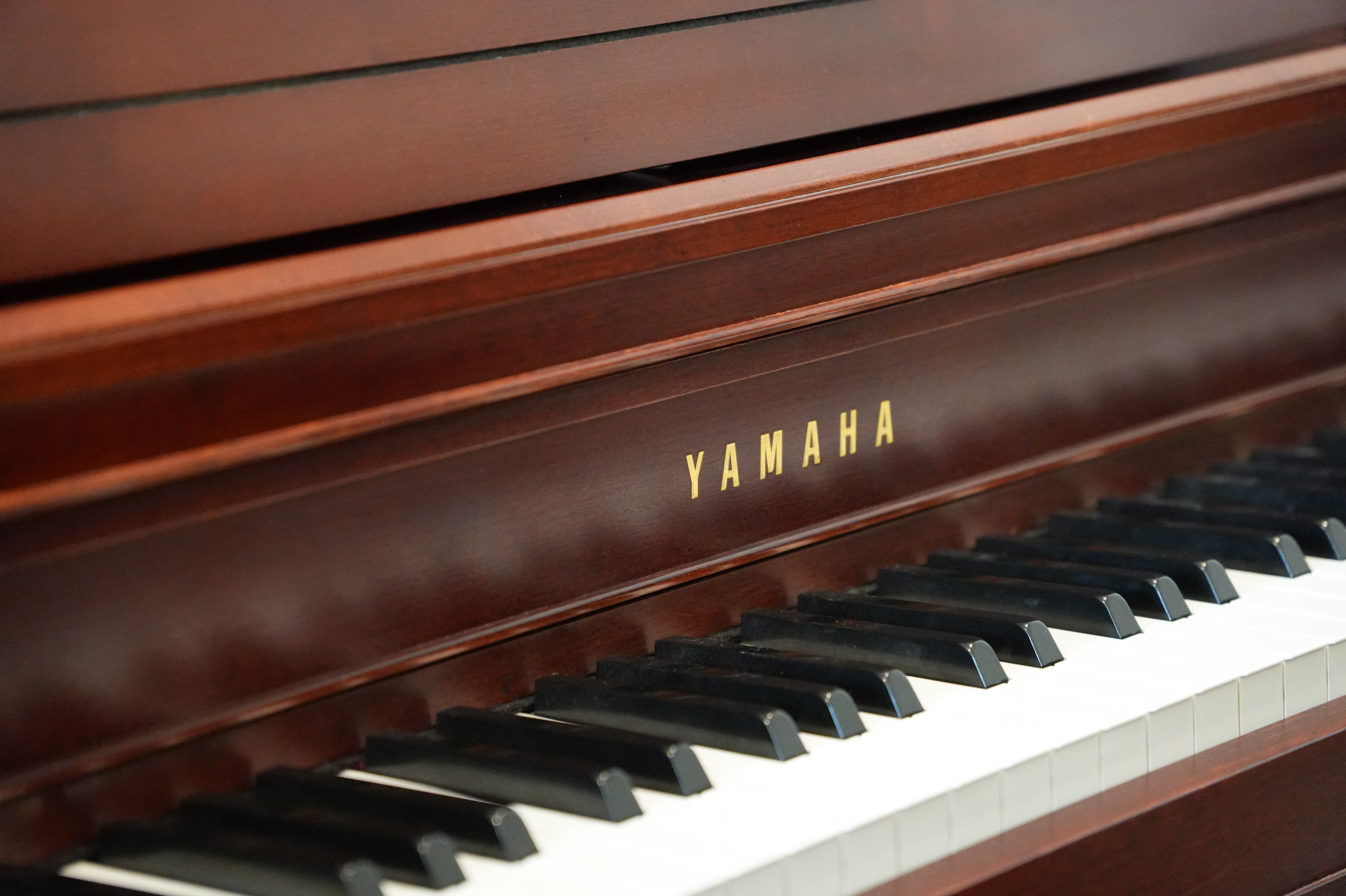 Yamaha M450 in Cherry – Gallery image – Roberts Pianos Houston