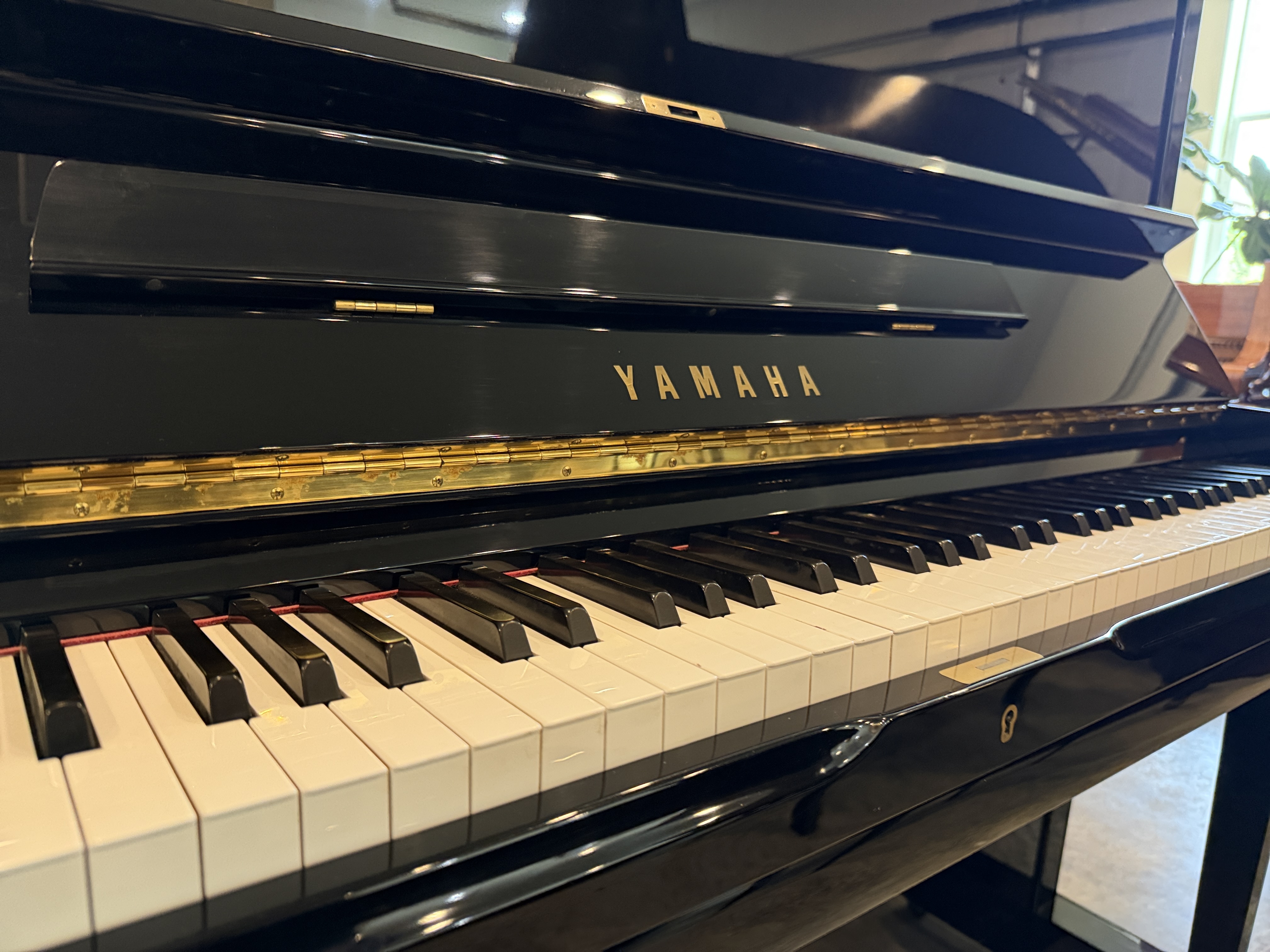 Yamaha U1 Upright Piano in Black Polyester – Gallery image – Roberts Pianos Houston