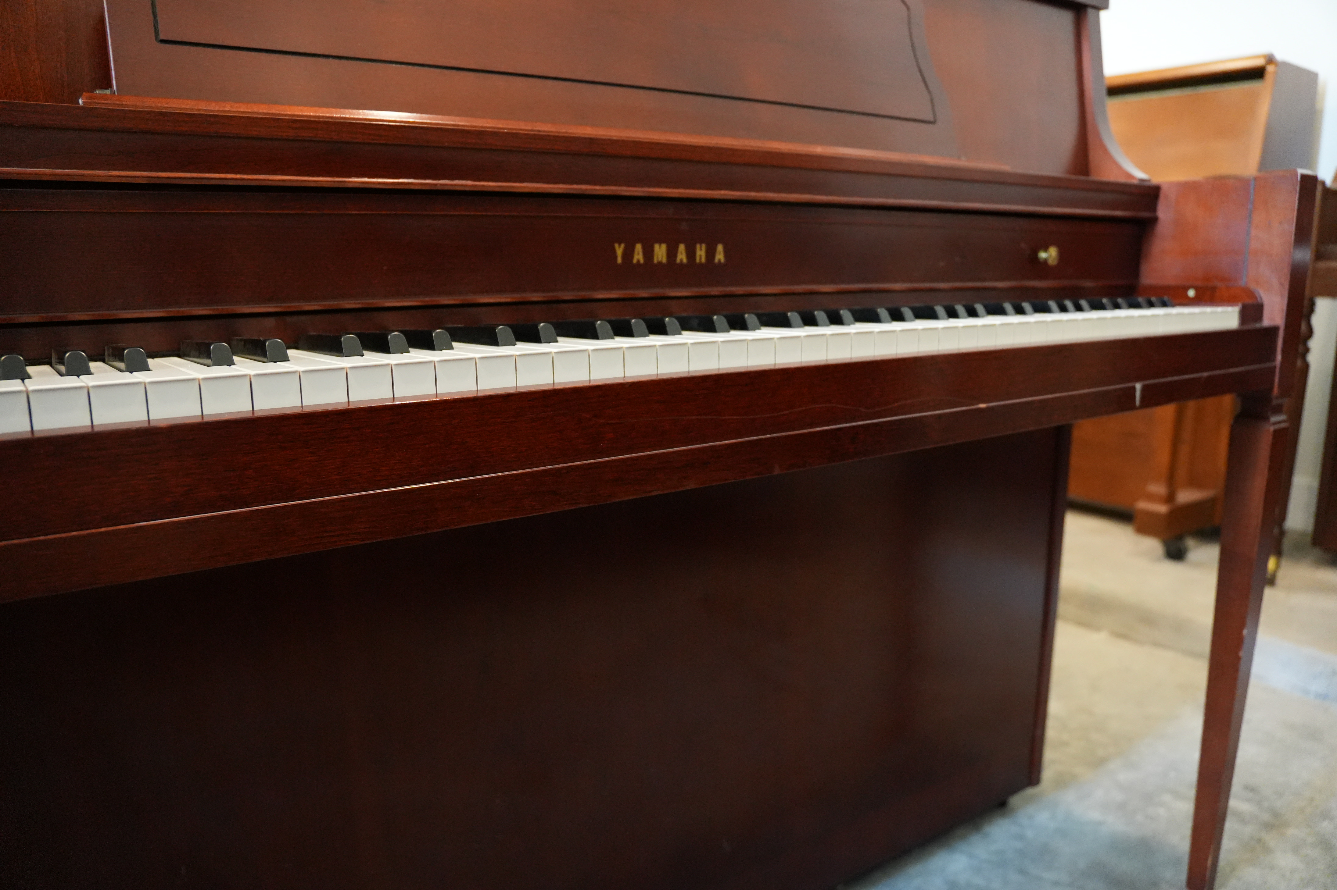 Yamaha M450 in Cherry – Gallery image – Roberts Pianos Houston