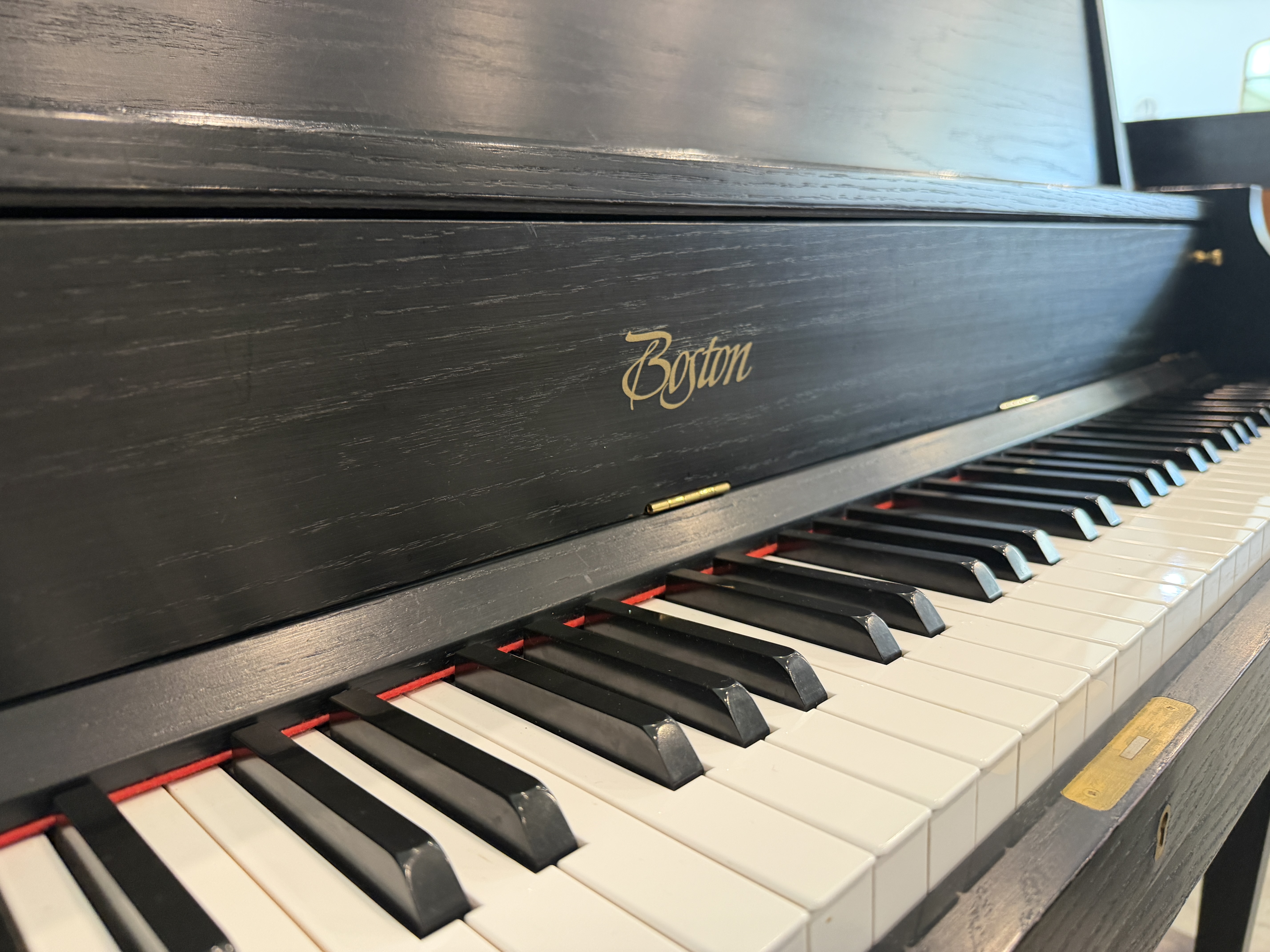Boston UP-118 in Ebony – Gallery image – Roberts Pianos Houston