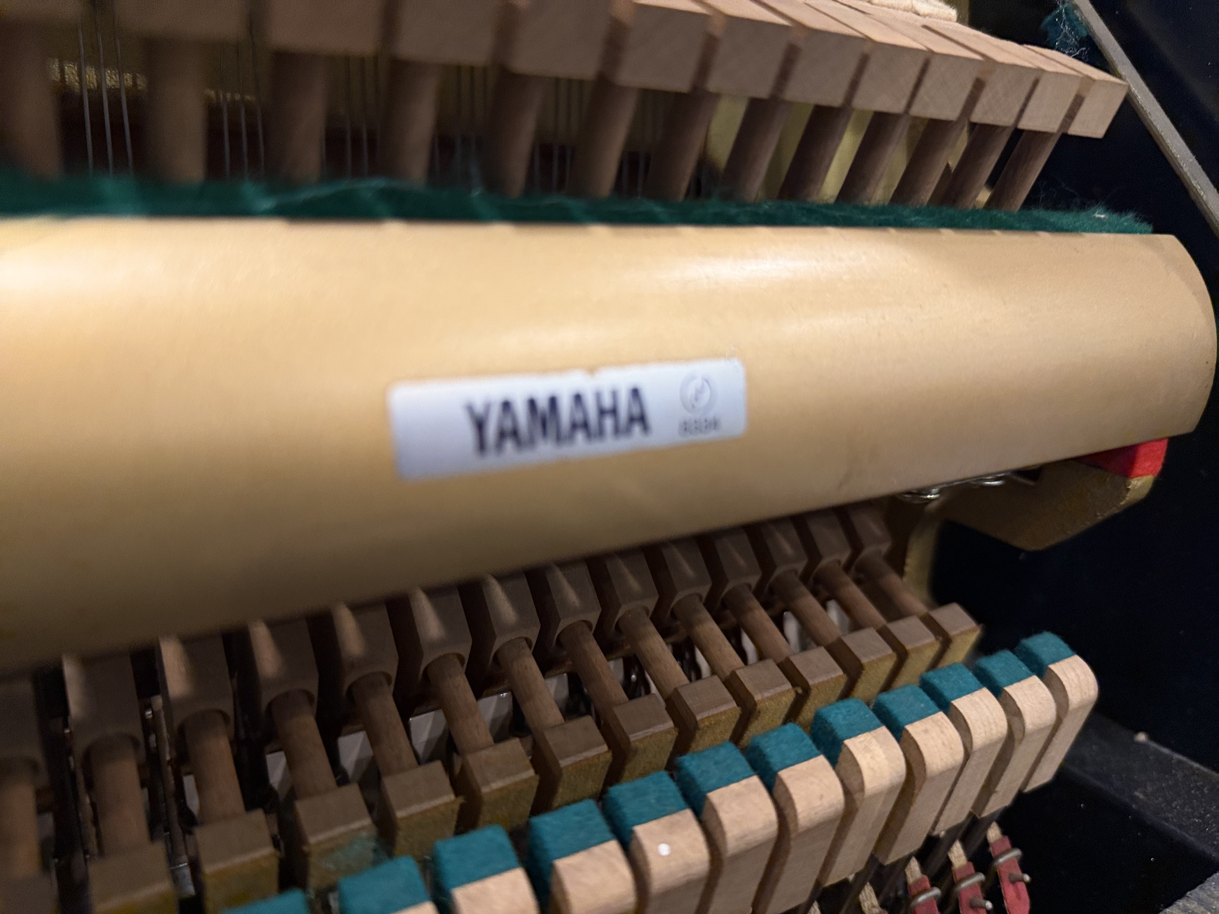 Yamaha U1F Upright Piano in High gloss – Gallery image – Roberts Pianos Houston