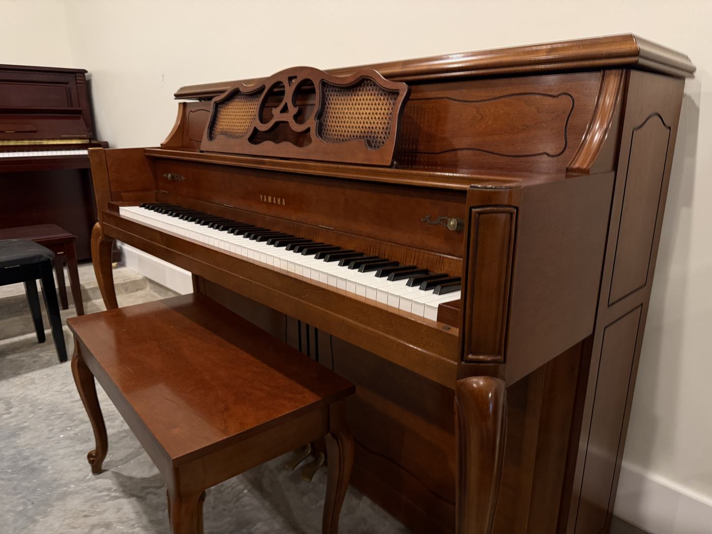 Yamaha M405 Console Piano in Mahogany – Featured image – Roberts Pianos Houston