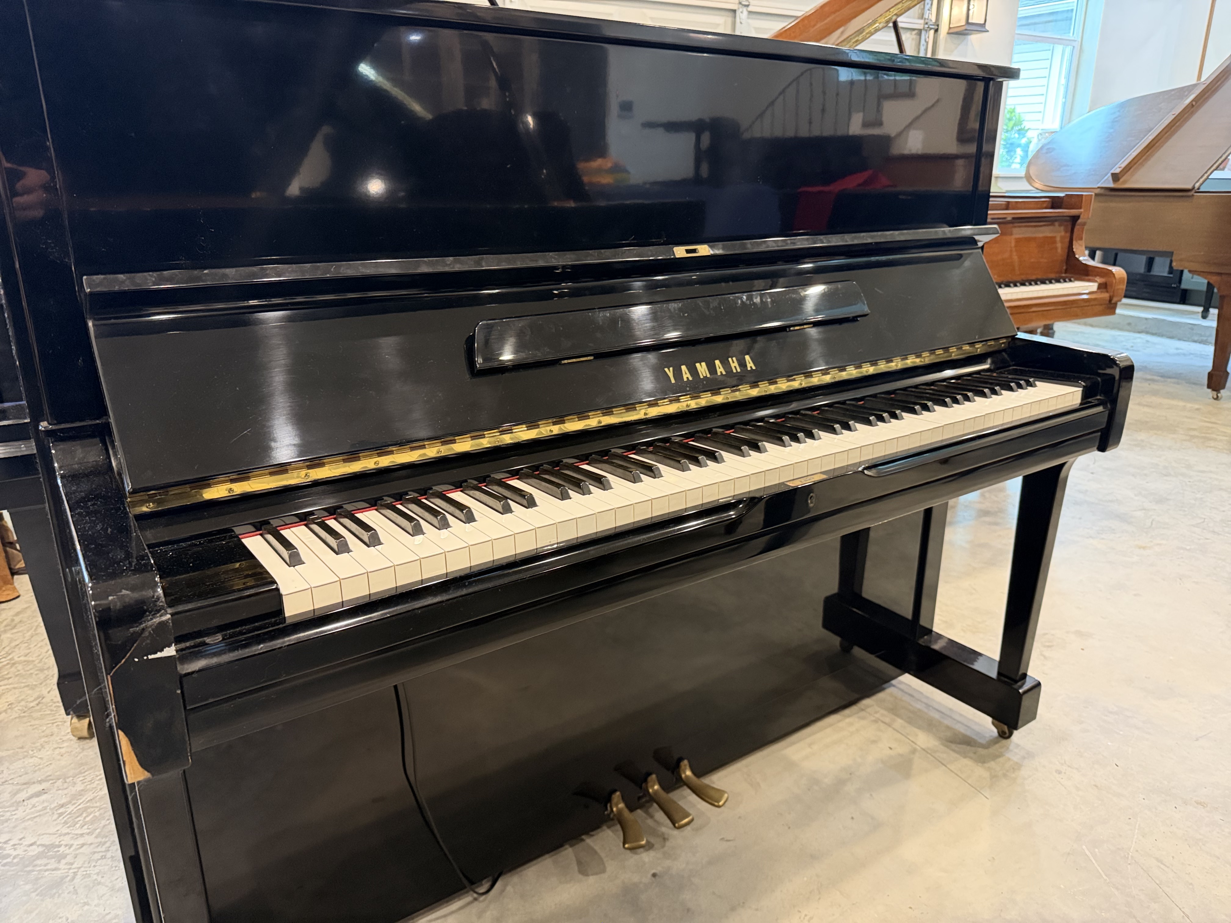 Yamaha U1F Upright Piano in High gloss – Featured image – Roberts Pianos Houston