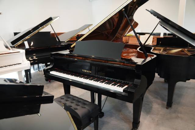 Yamaha C7 Grand Piano in Black Polyester – Inventory thumbnail – Roberts Pianos Houston