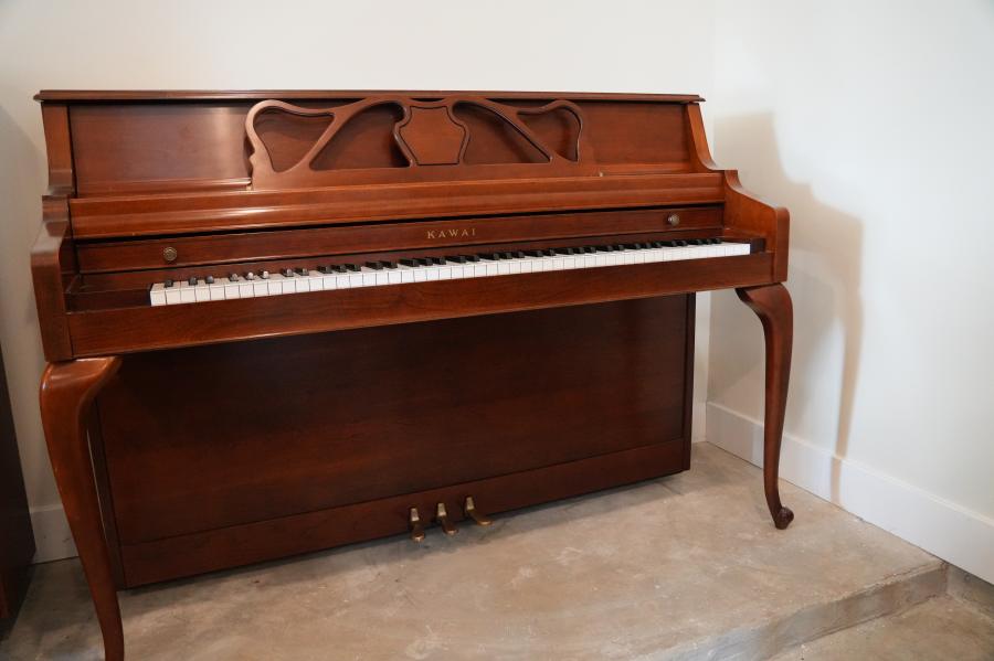 Kawai 504 Console Piano in Mahogany – Featured image – Roberts Pianos Houston