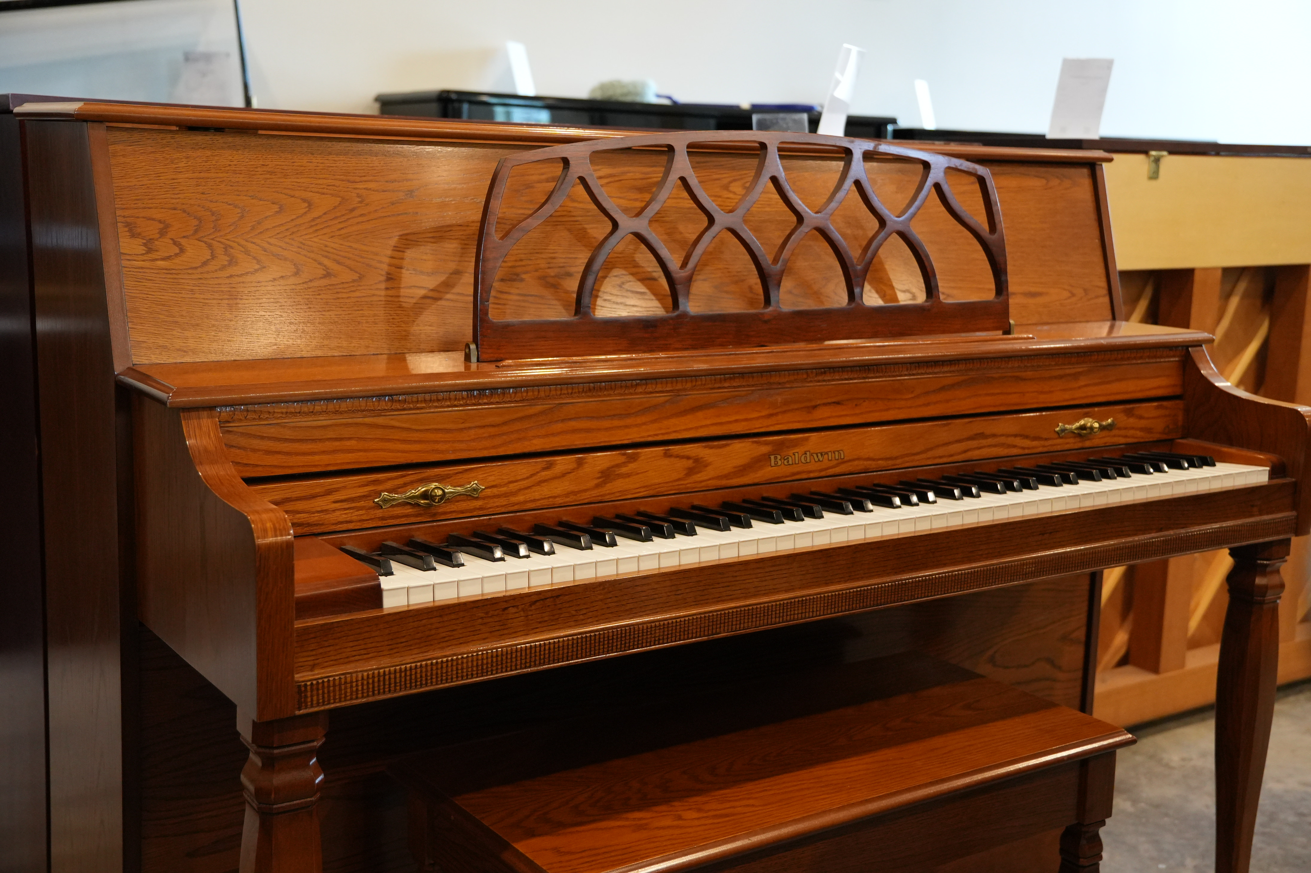 Baldwin 665 Country Oak in Oak – Featured instrument – Roberts Pianos Houston